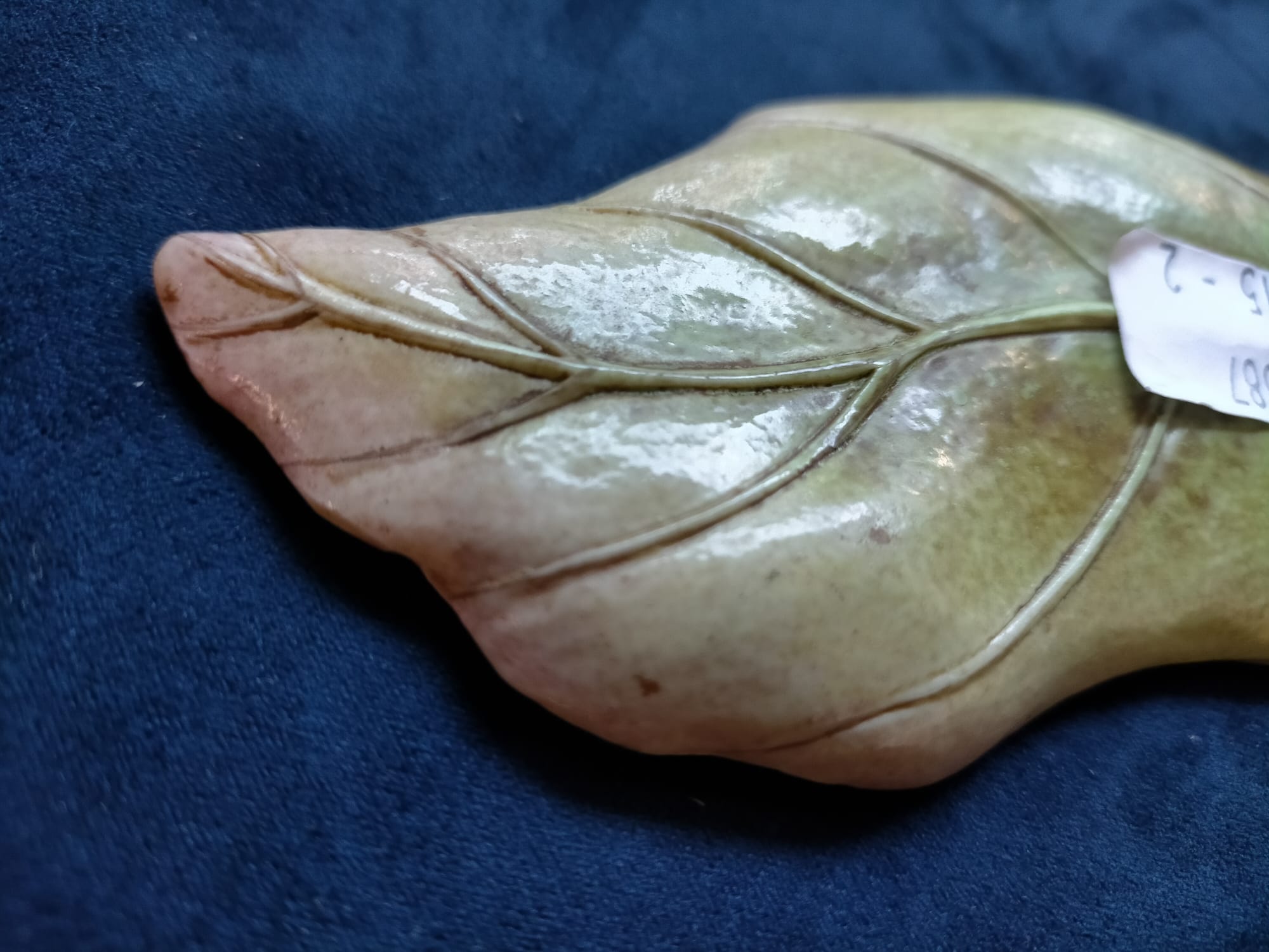 A PORCELAIN LEAF FORM WASHER ON HARDWOOD STAND - Image 7 of 8