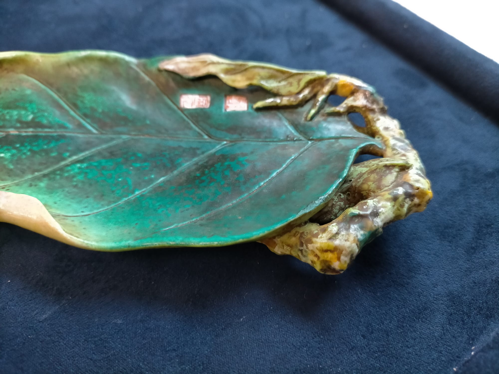 A PORCELAIN LEAF FORM WASHER ON HARDWOOD STAND - Image 4 of 8