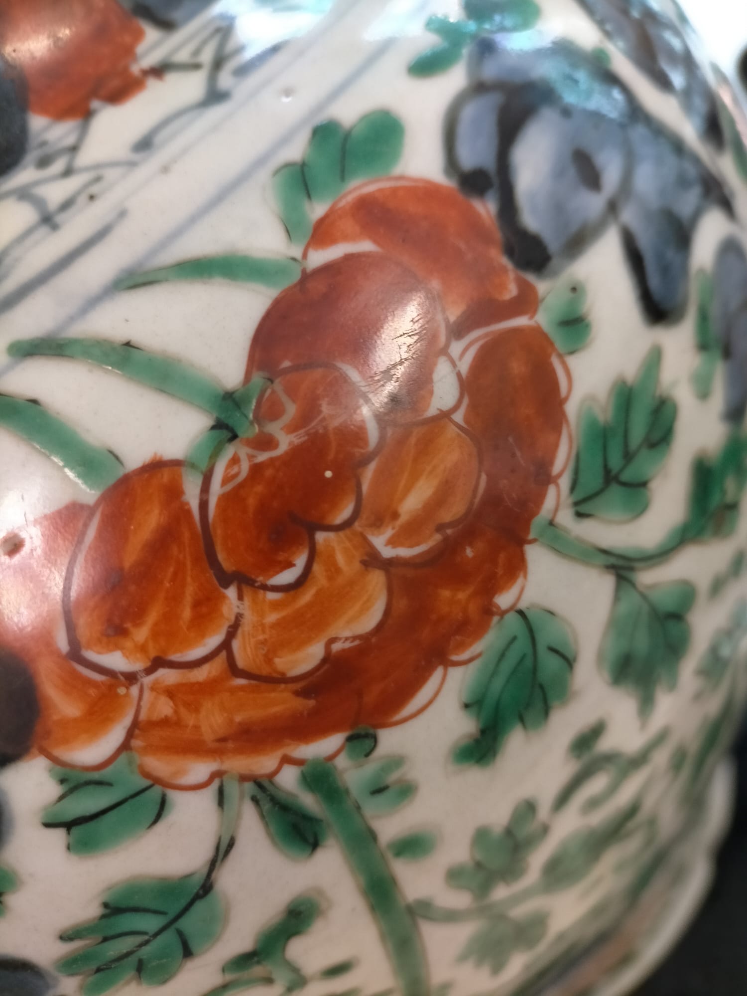 A WUCAI PORCELAIN SCROLLING PEONY JAR - Image 8 of 8