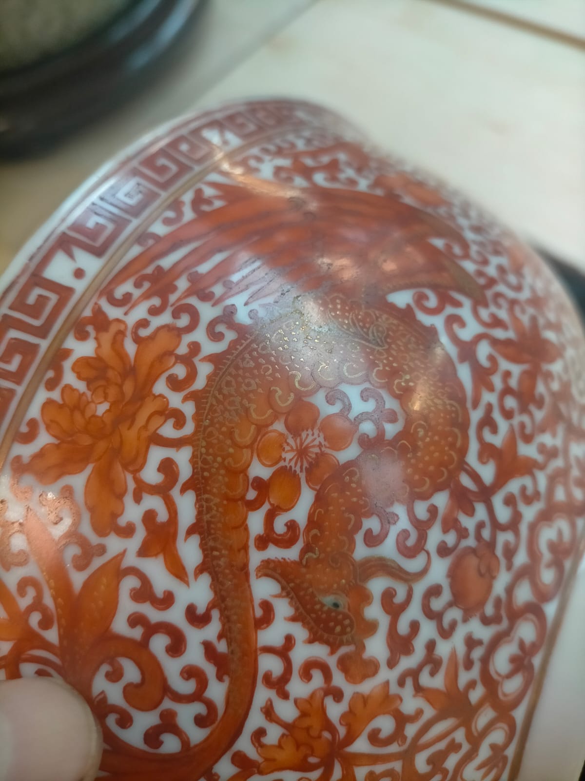 A PAIR OF IRON RED AND GILT PHOENIX PORCELAIN BOWLS - Image 6 of 9