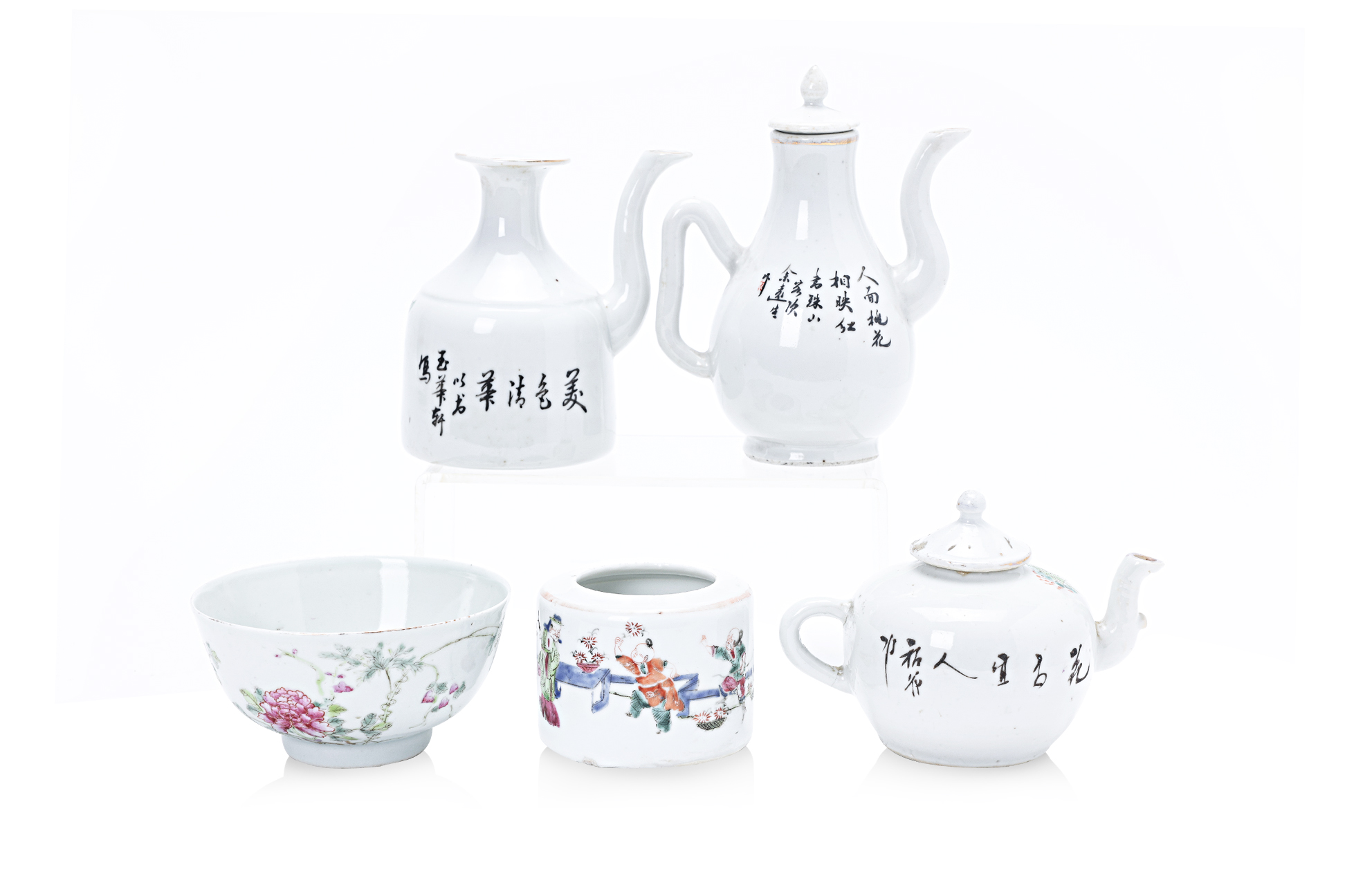 A GROUP OF FAMILLE ROSE PORCELAIN ITEMS