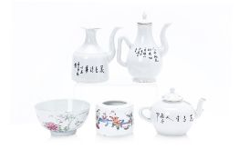 A GROUP OF FAMILLE ROSE PORCELAIN ITEMS