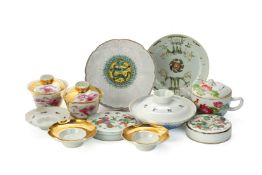 A GROUP OF ASSORTED ORIENTAL PORCELAIN ITEMS