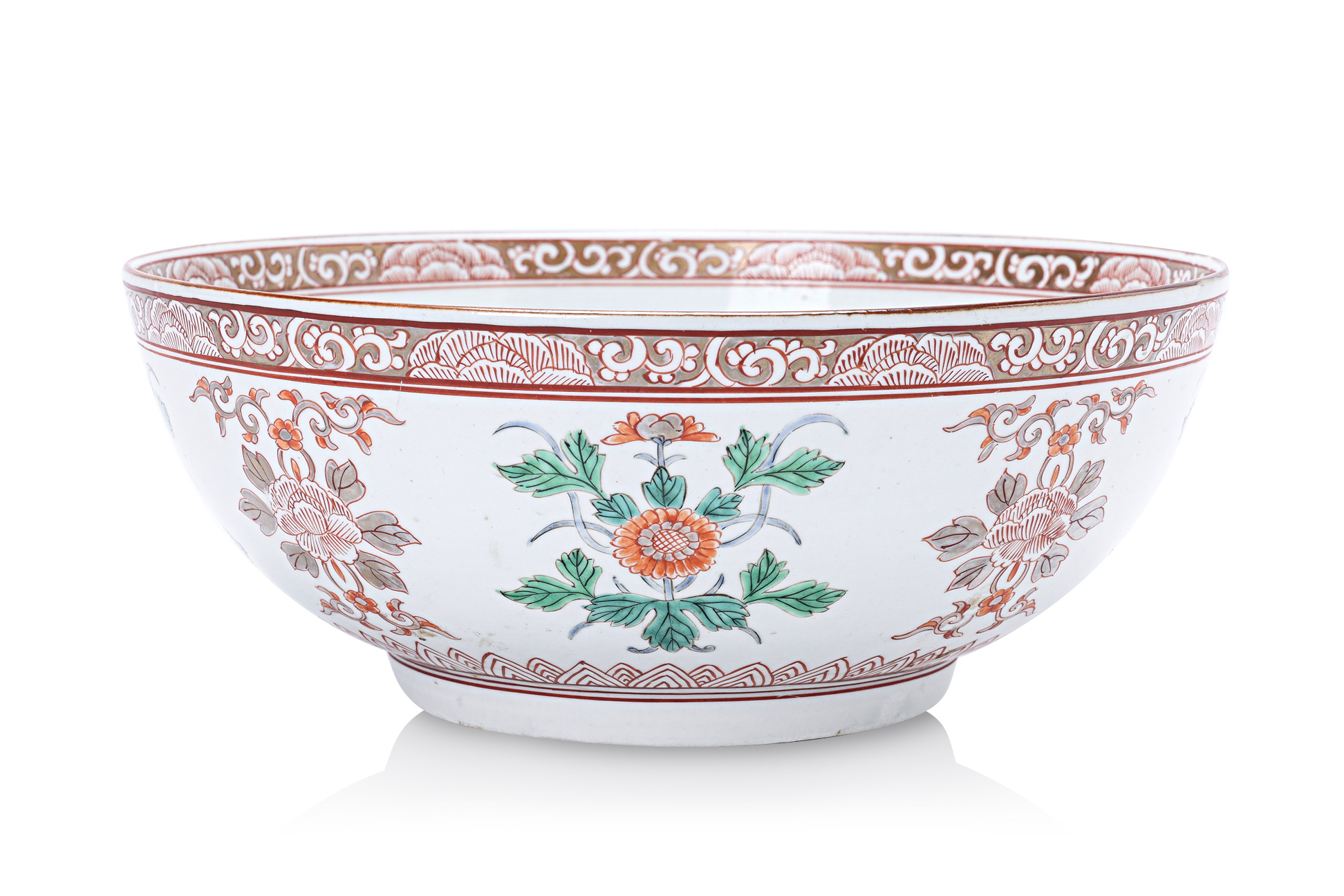 A LARGE CHINESE EXPORT PORCELAIN BOWL