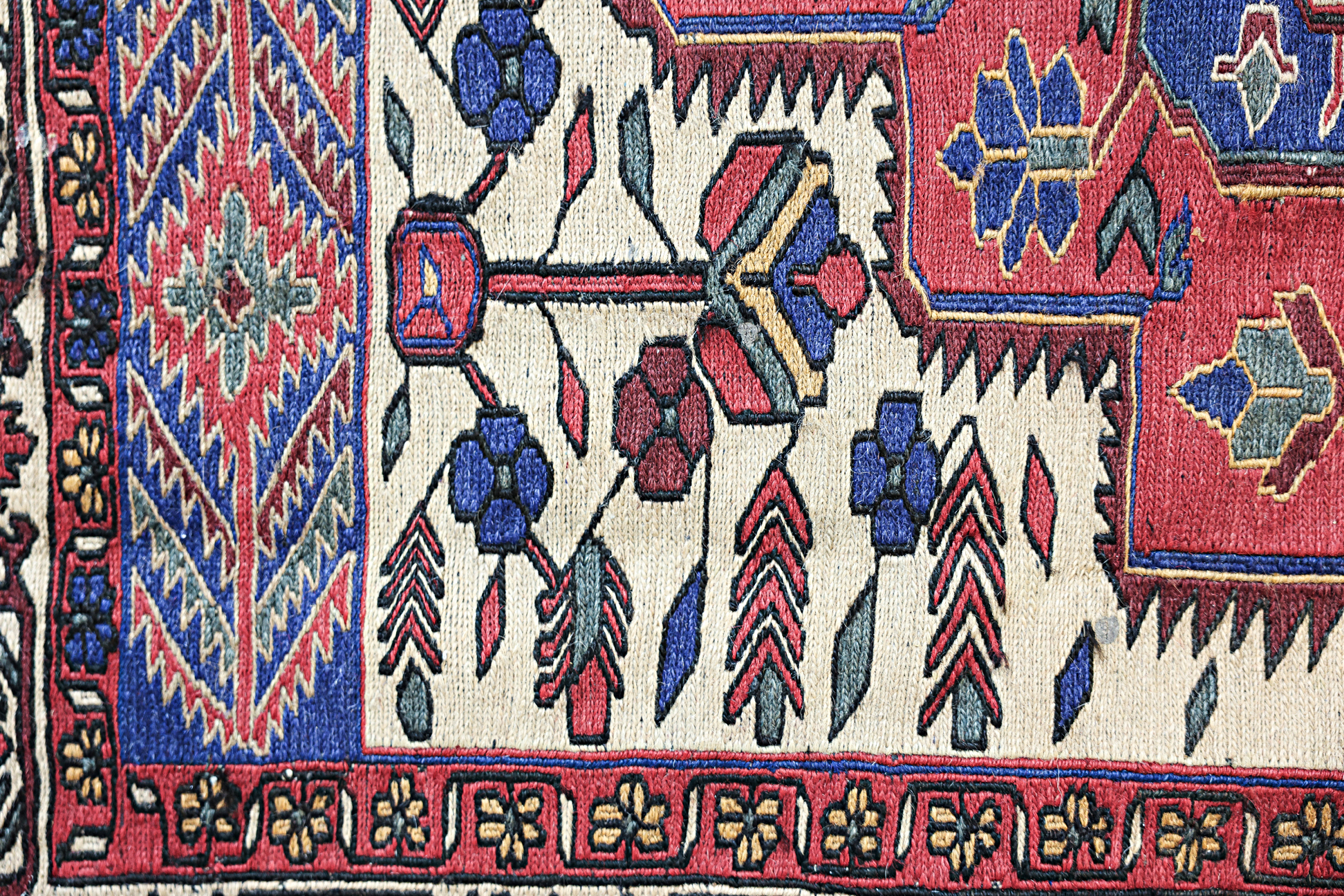 A KILIM WOOL RUG - Image 2 of 3