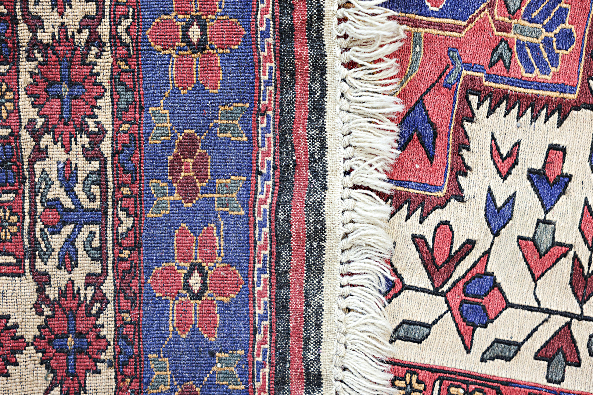 A KILIM WOOL RUG - Image 3 of 3