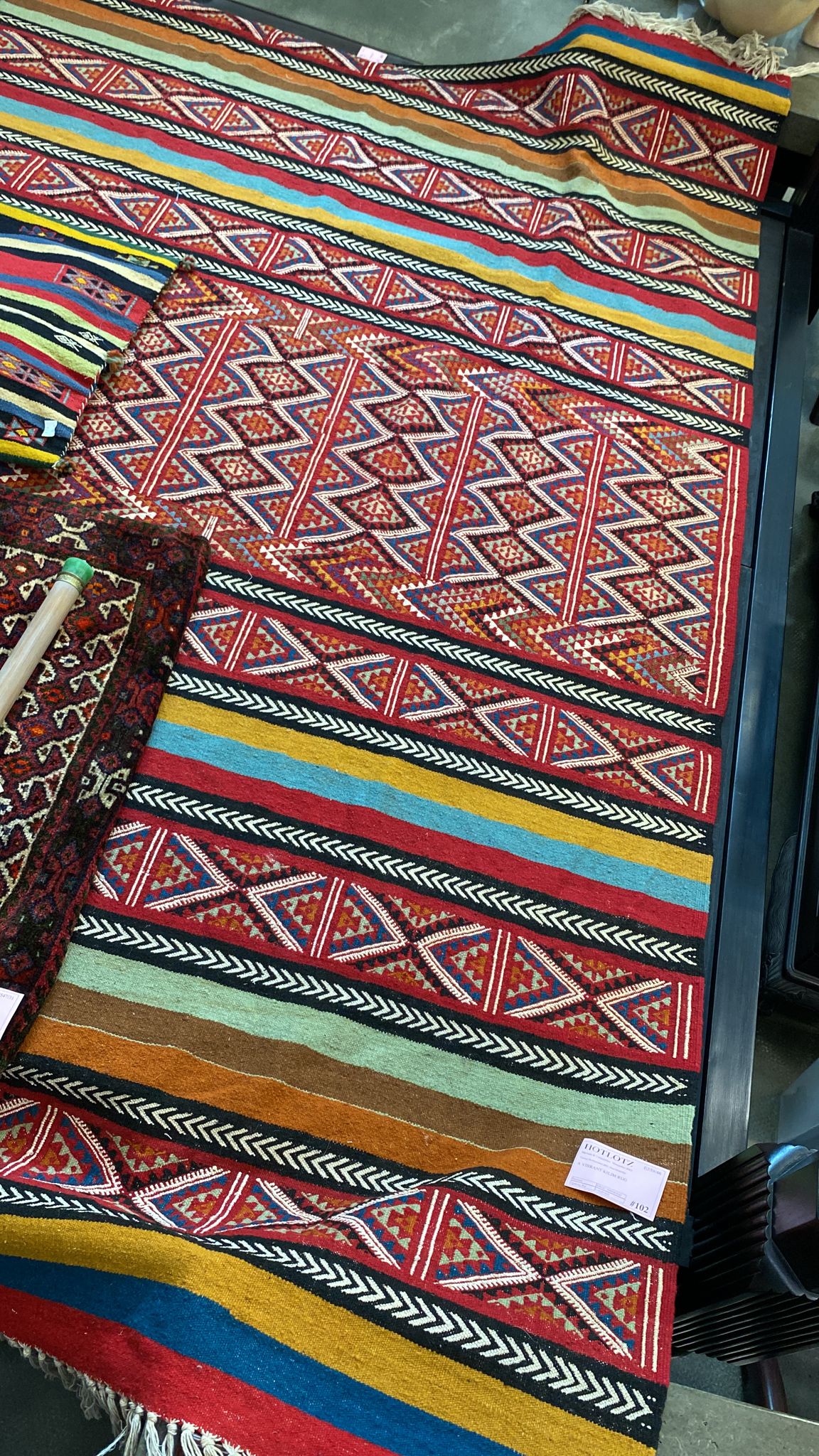 A VIBRANT KILIM RUG - Image 7 of 8