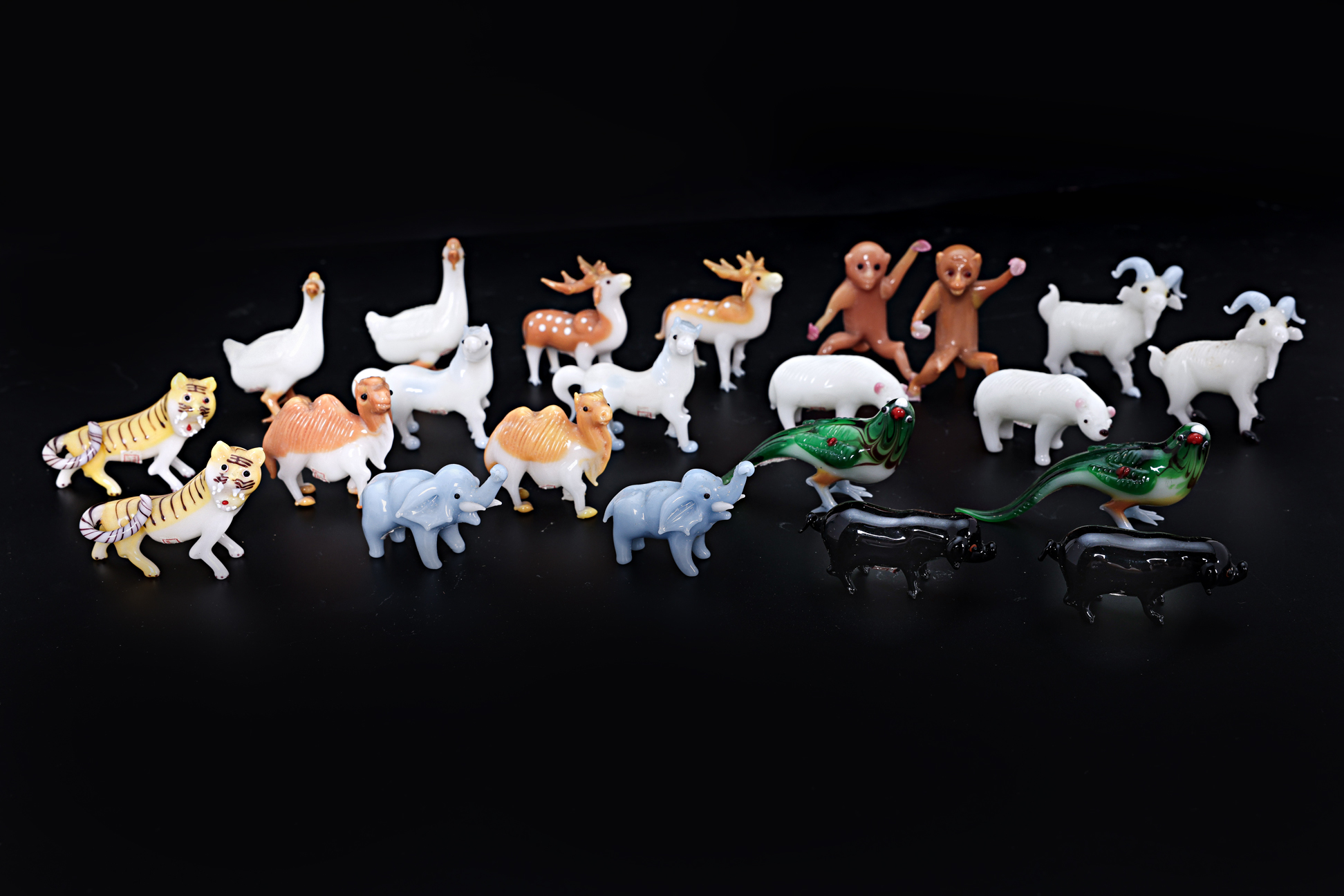 A COLLECTION OF ART GLASS MINIATURE ANIMALS - Image 2 of 3