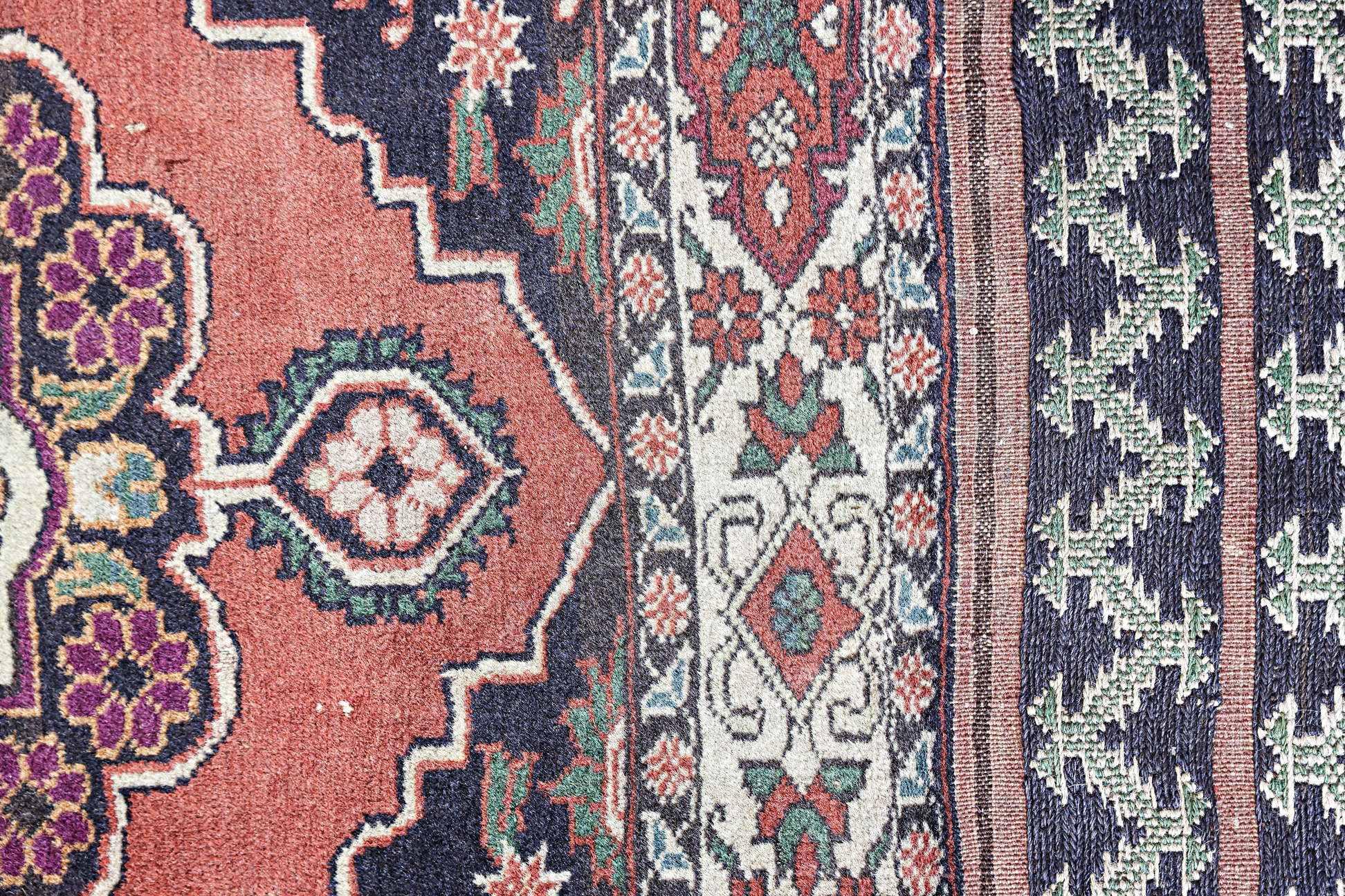 A SMALL MIDDLE EASTERN WOOL RUG - Image 2 of 3