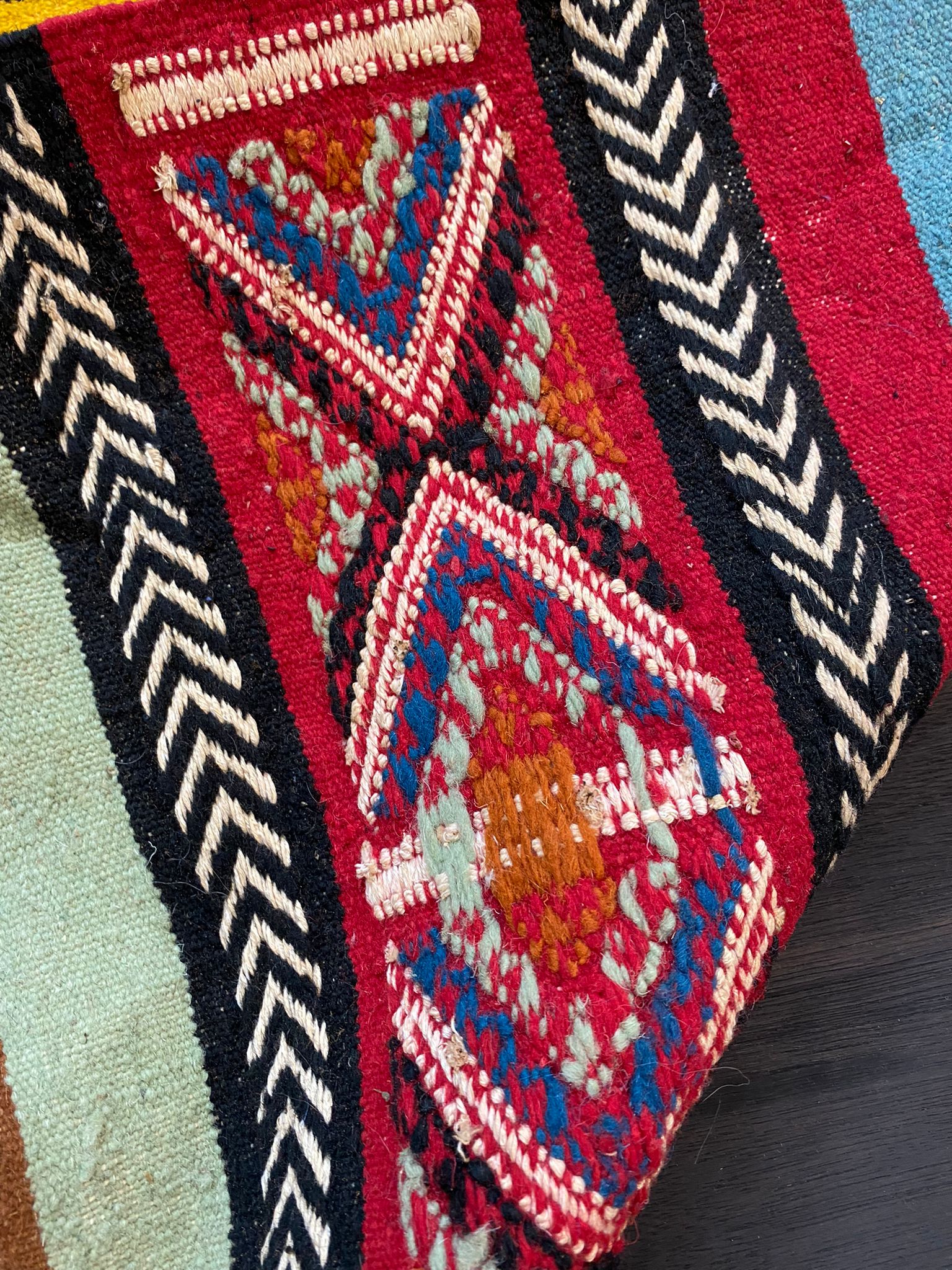 A VIBRANT KILIM RUG - Image 6 of 8