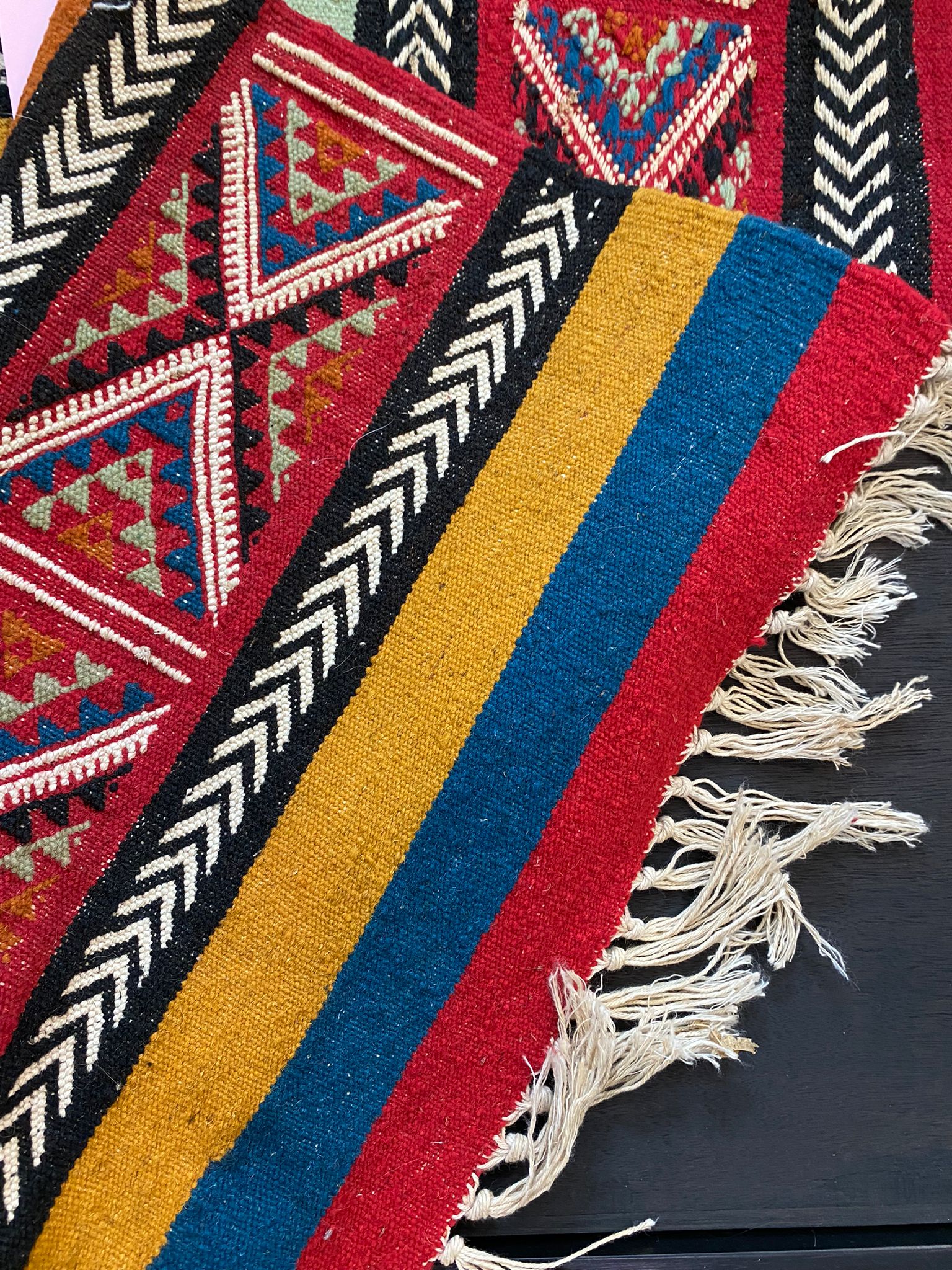 A VIBRANT KILIM RUG - Image 5 of 8