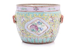 A SMALL FAMILLE ROSE PORCELAIN KAMCHENG BOWL