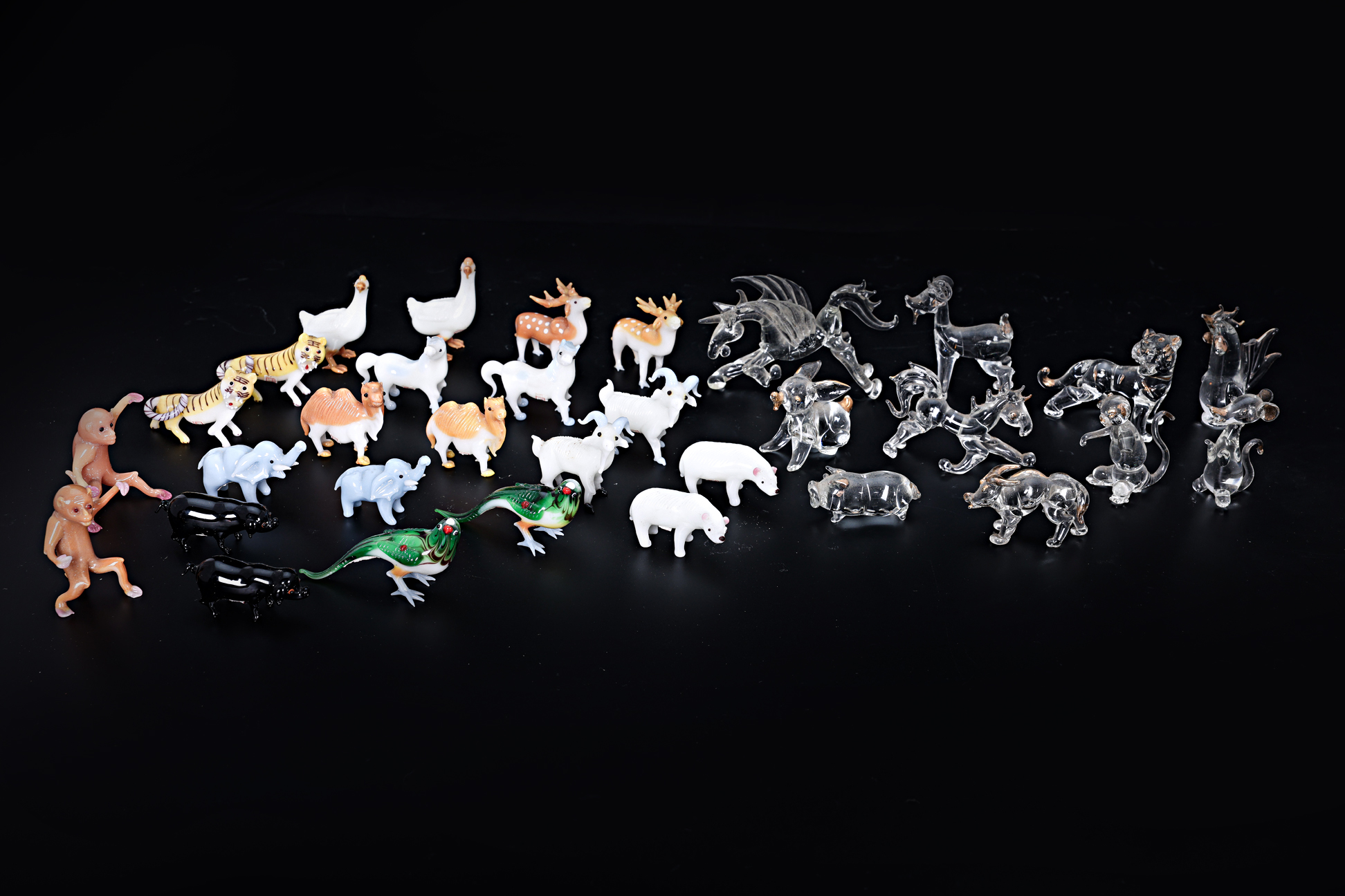 A COLLECTION OF ART GLASS MINIATURE ANIMALS