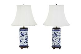 A PAIR OF BLUE AND WHITE PORCELAIN TABLE LAMPS