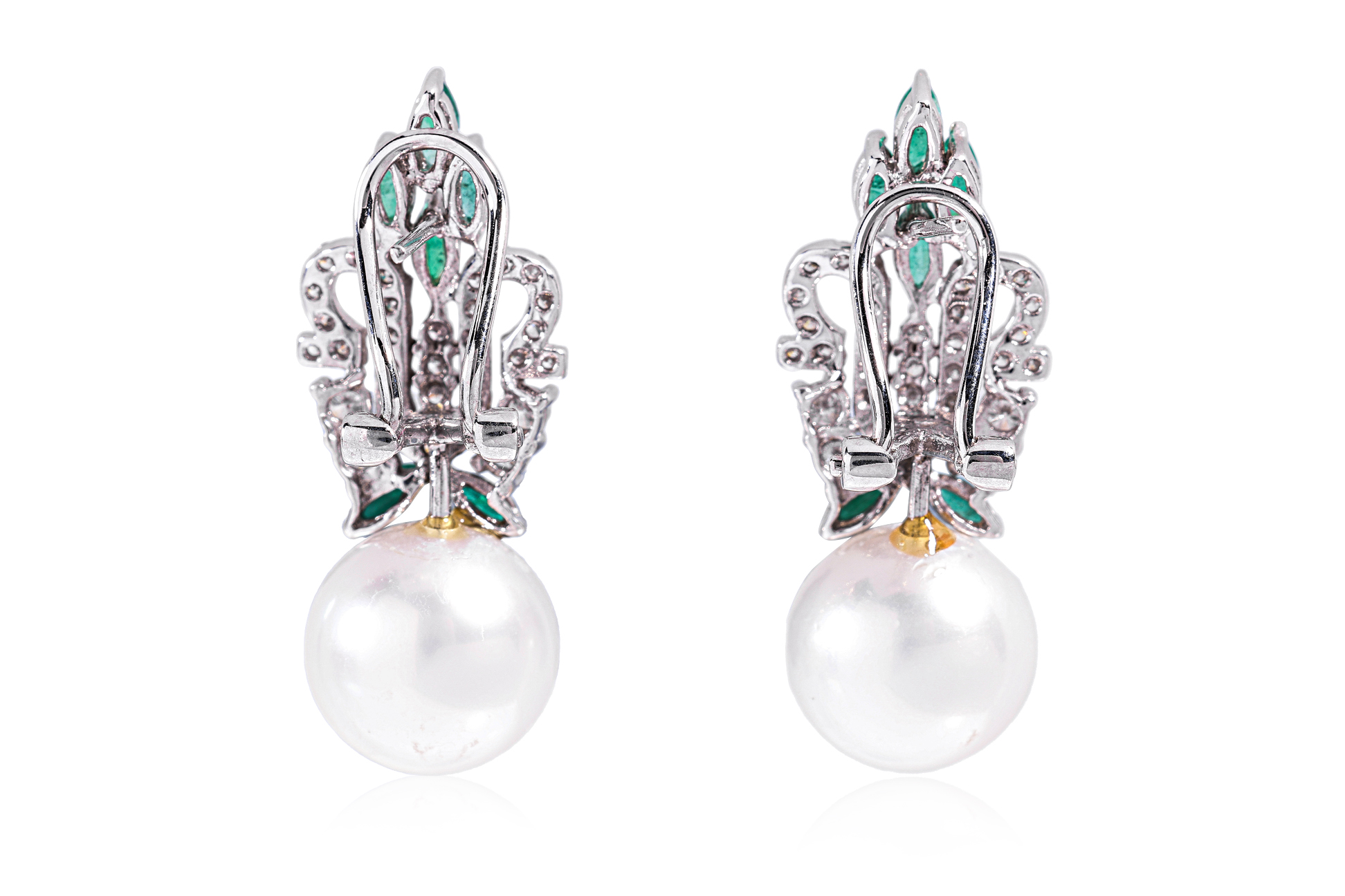 A PAIR OF CULTURED PEARL, EMERALD AND DIAMOND CLIP EARRINGS - Image 3 of 4