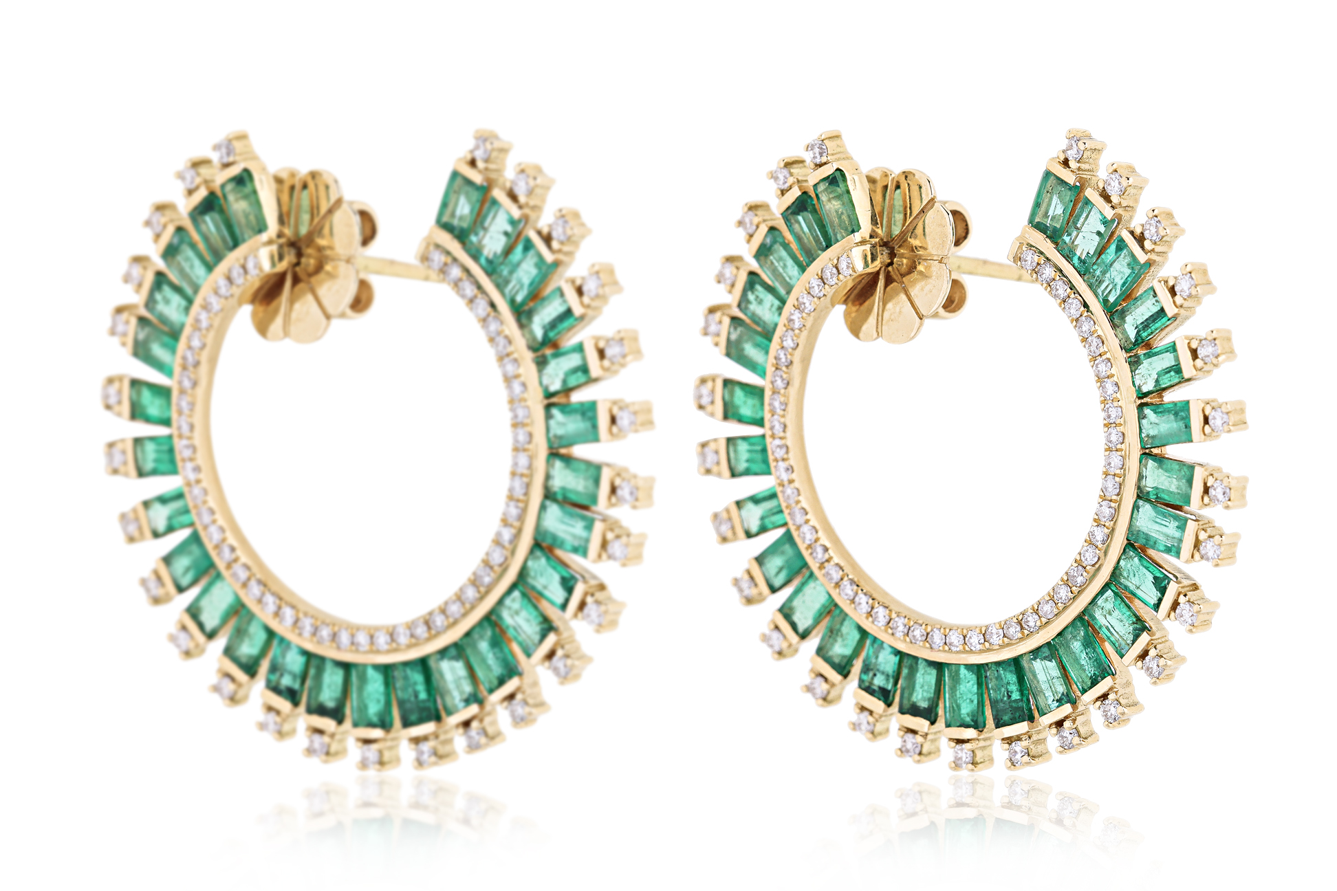 A PAIR OF EMERALD AND DIAMOND EARRINGS - Image 2 of 4