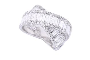 A DIAMOND CROSSOVER RING