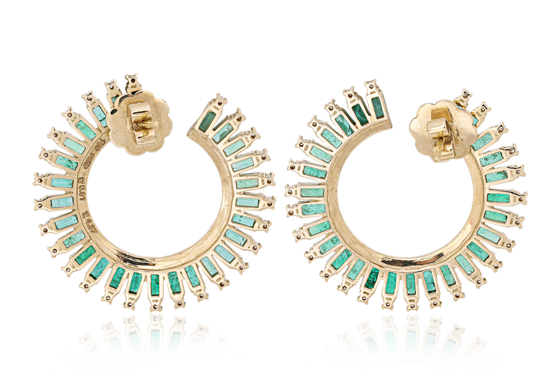 A PAIR OF EMERALD AND DIAMOND EARRINGS - Image 3 of 4