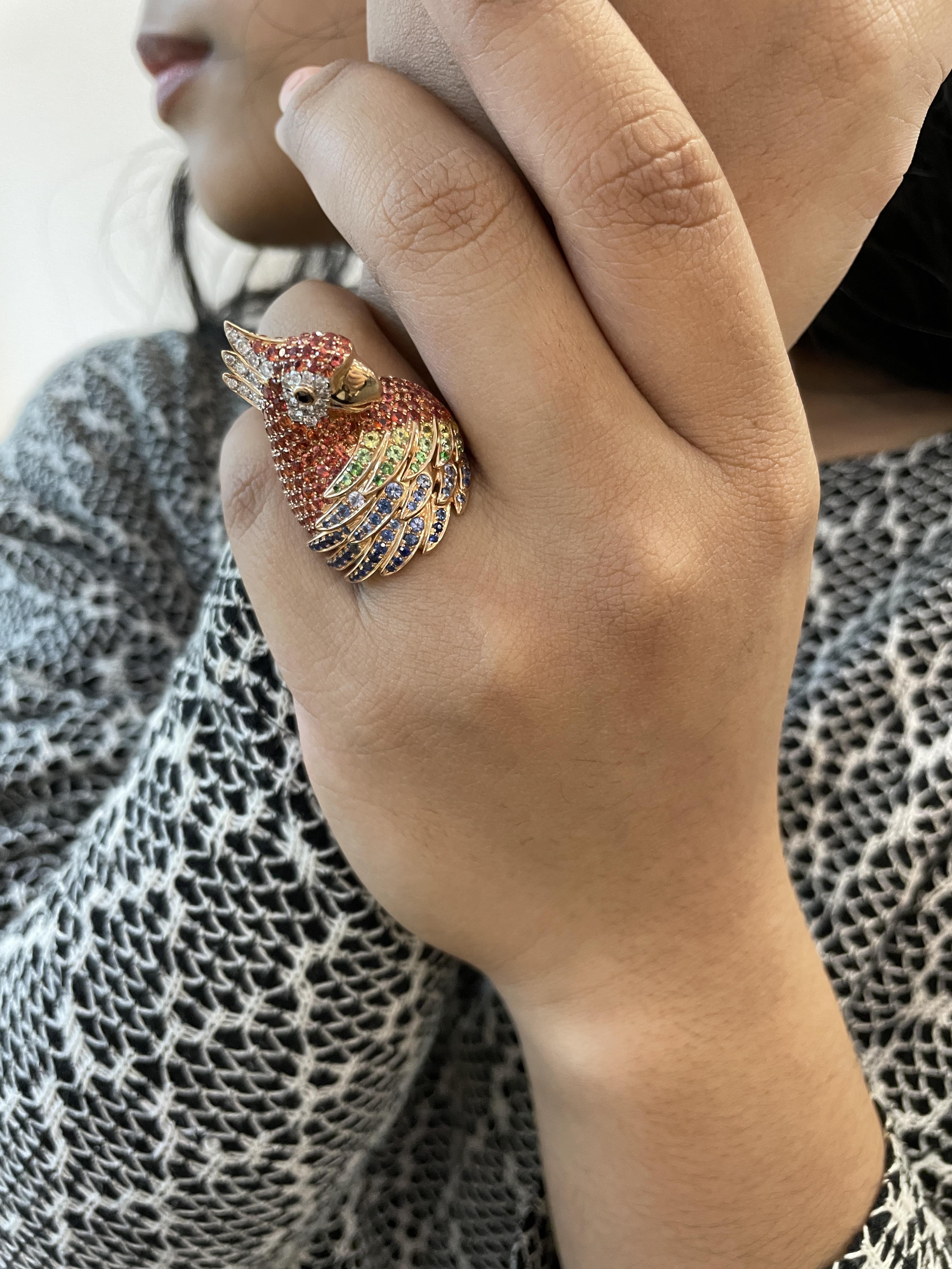 A LARGE MULTI GEMSTONE AND DIAMOND 'PARROT' RING - Image 4 of 4