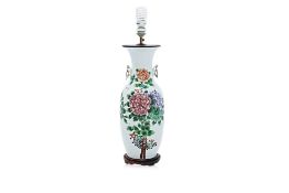 A TWIN HANDLED FAMILLE ROSE PORCELAIN TABLE LAMP