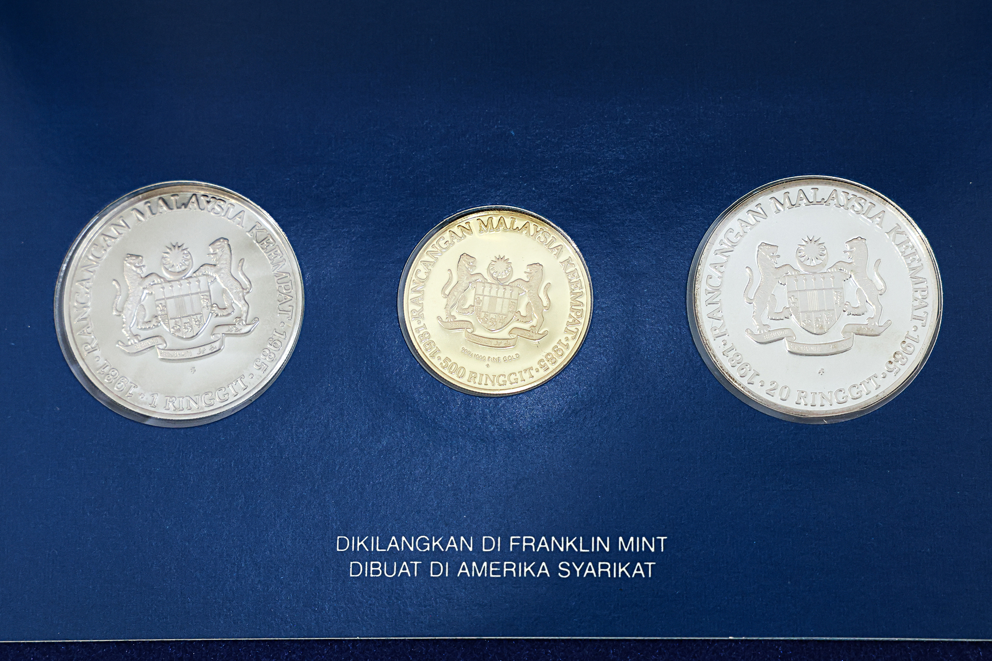 MALAYSIA 4TH PLAN 1981 1/20/500 RM THREE COIN PROOF SET - Image 2 of 2