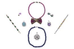 AN ASSORTED GROUP OF COSTUME JEWELLERY
