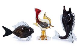 A GROUP OF THREE ART GLASS FISH INCLUDING MURANO