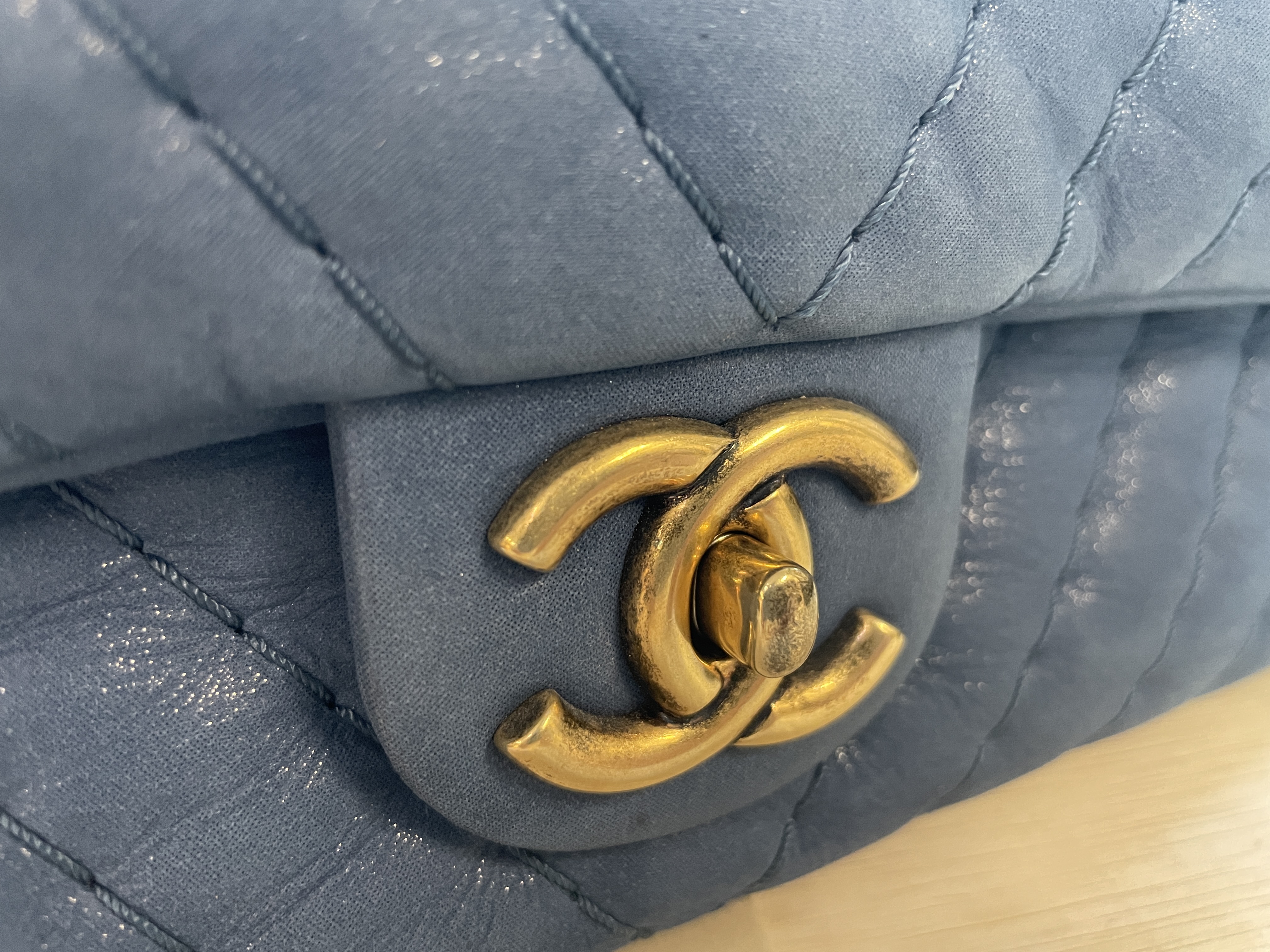 A CHANEL BLUE CHEVRON QUILTED FLAP BAG - Image 6 of 9