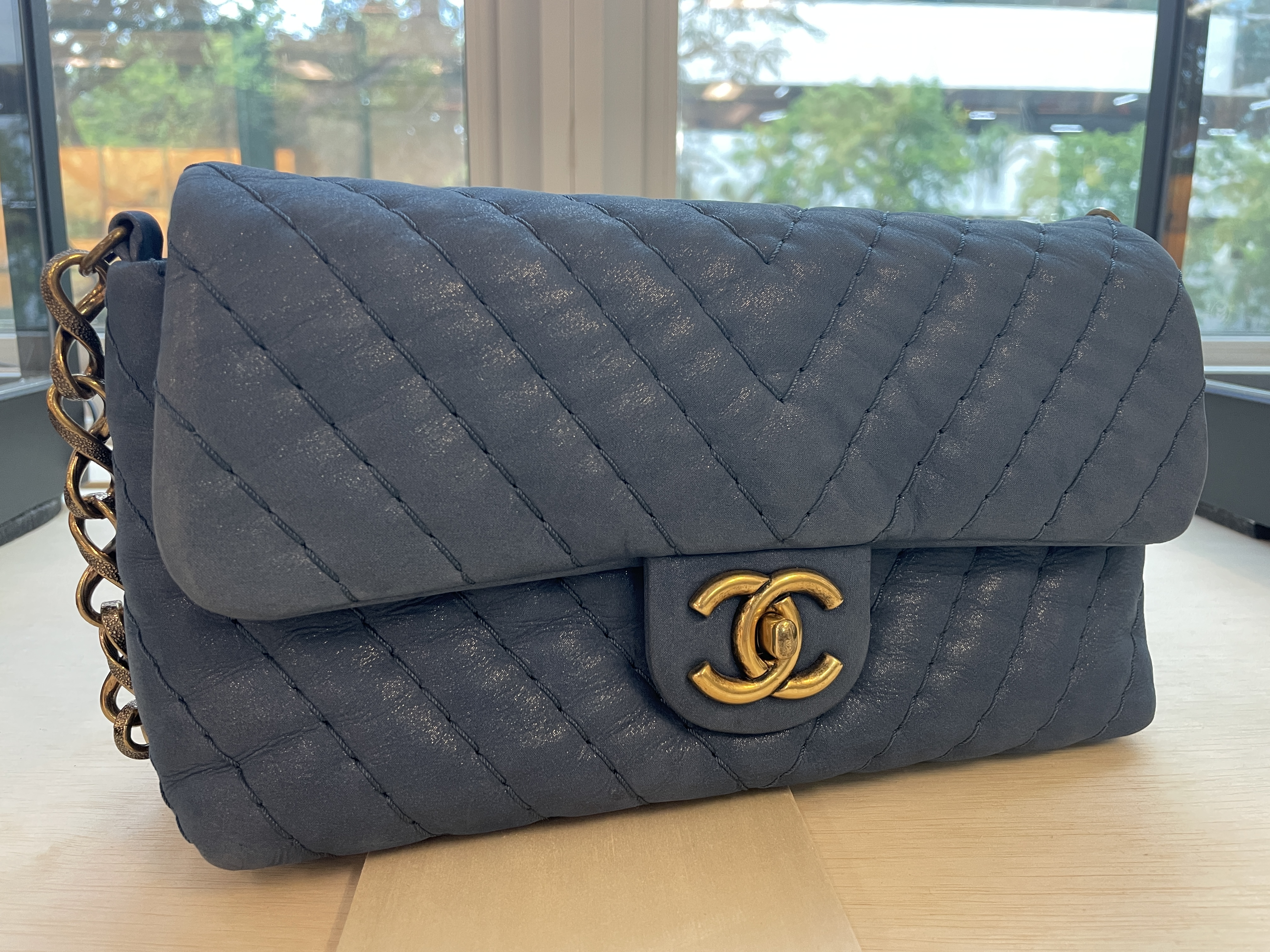 A CHANEL BLUE CHEVRON QUILTED FLAP BAG - Image 5 of 9