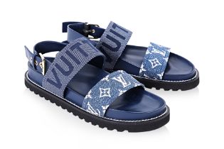 A PAIR OF LOUIS VUITTON DENIM PASEO FLAT COMFORT SANDALS