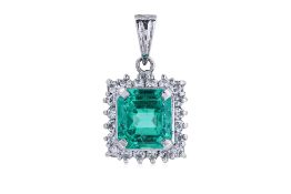 AN EMERALD AND DIAMOND CLUSTER PENDANT
