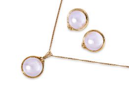 A MATCHING SET OF CULTURED MABE PEARL EARRINGS AND NECKLACE