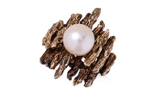 A CULTURED PEARL GOLD RING