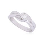 A SOLITAIRE DIAMOND CROSSOVER RING