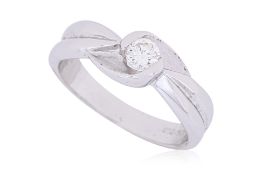 A SOLITAIRE DIAMOND CROSSOVER RING