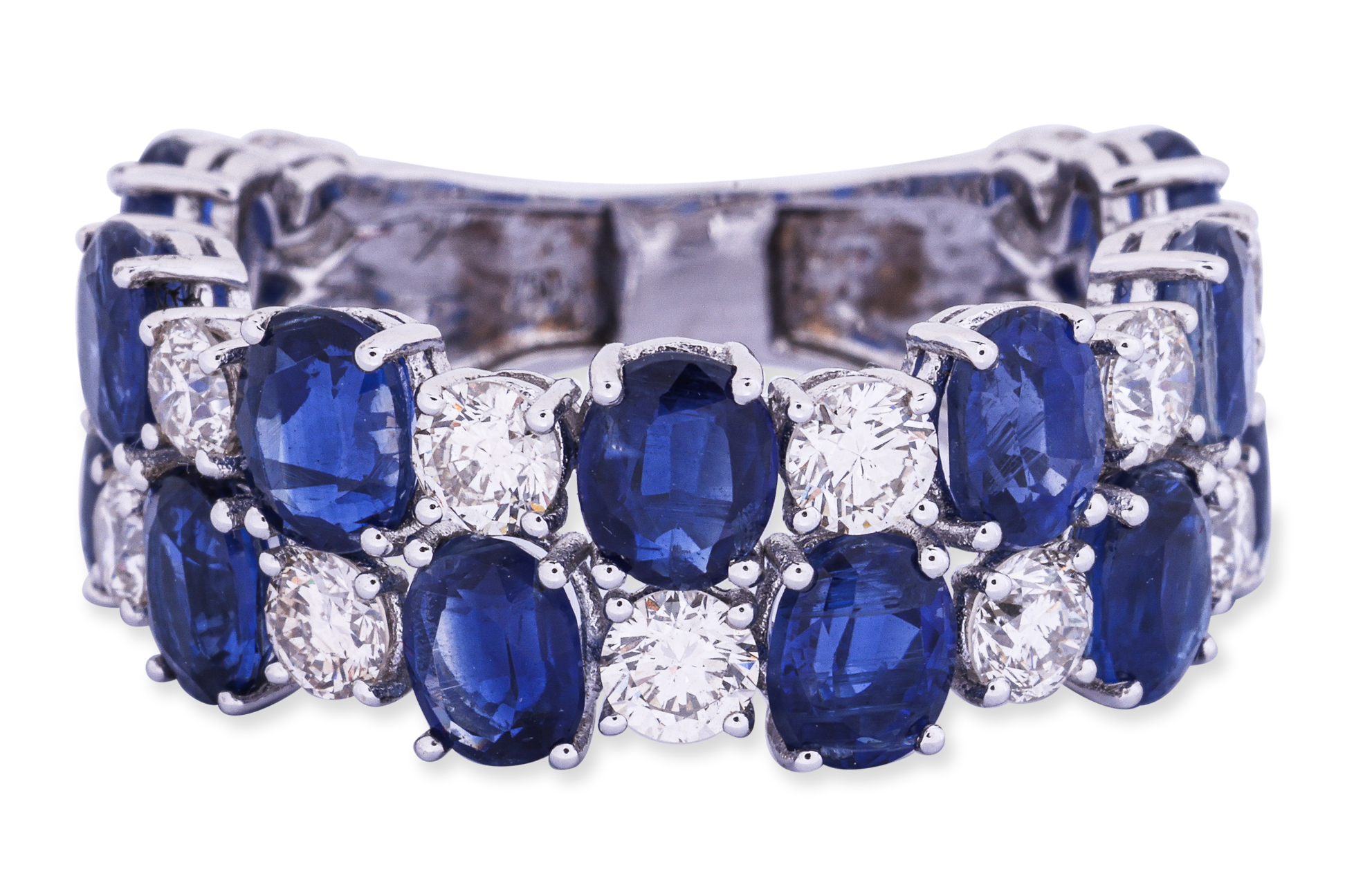 A SAPPHIRE AND DIAMOND RING - Image 2 of 4