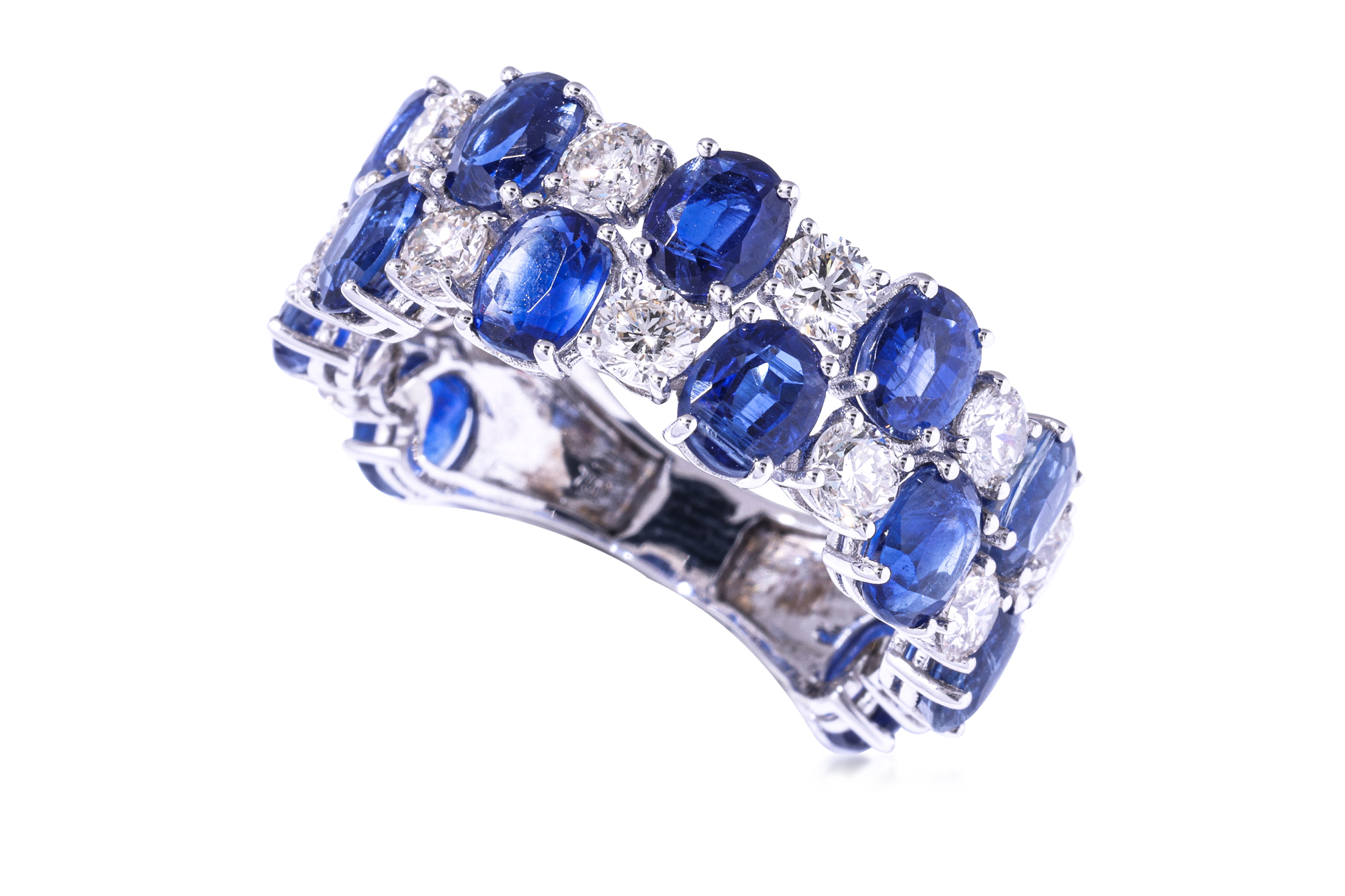 A SAPPHIRE AND DIAMOND RING