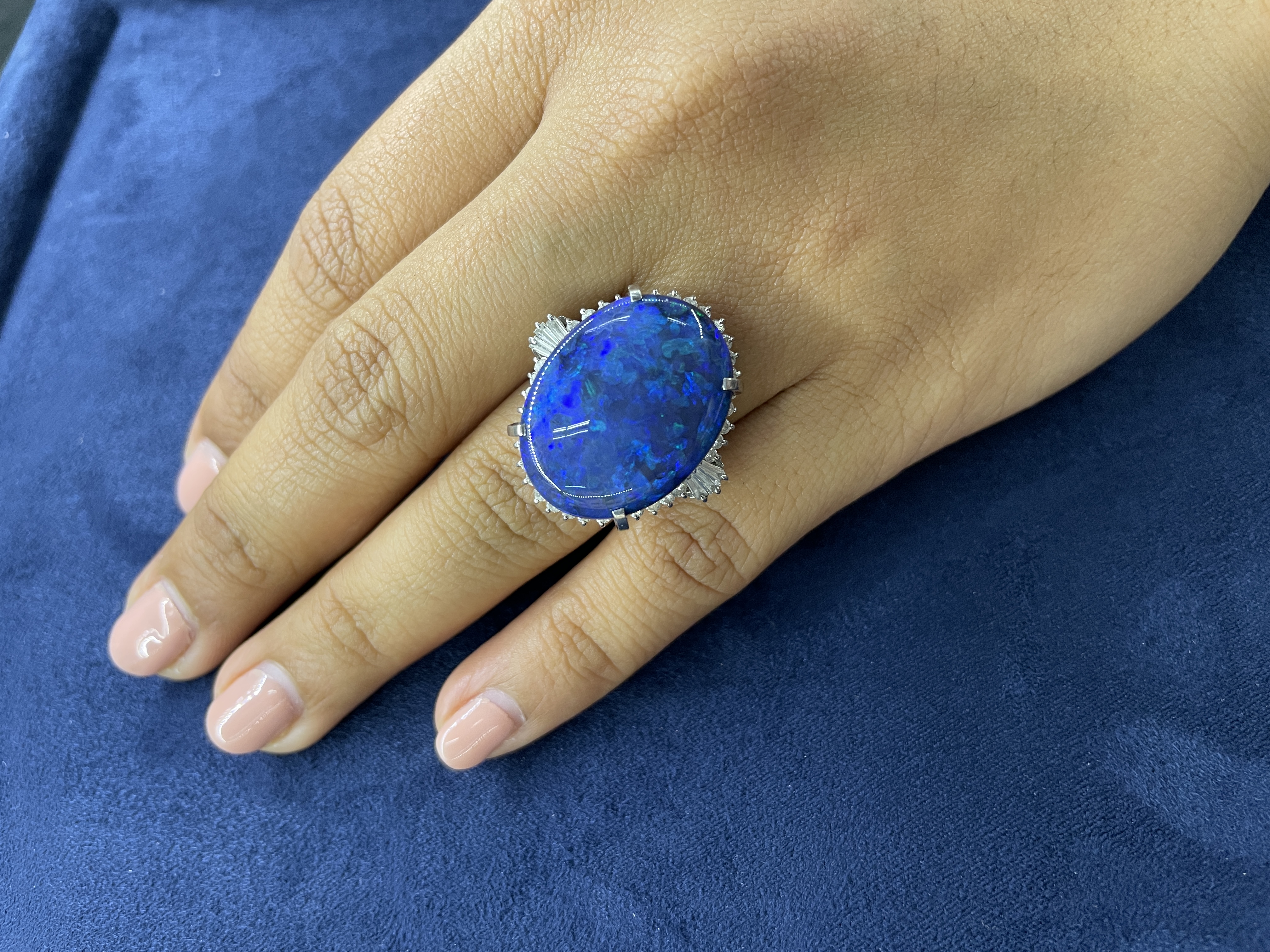 A LARGE BLACK OPAL AND DIAMOND CLUSTER RING - Image 4 of 4