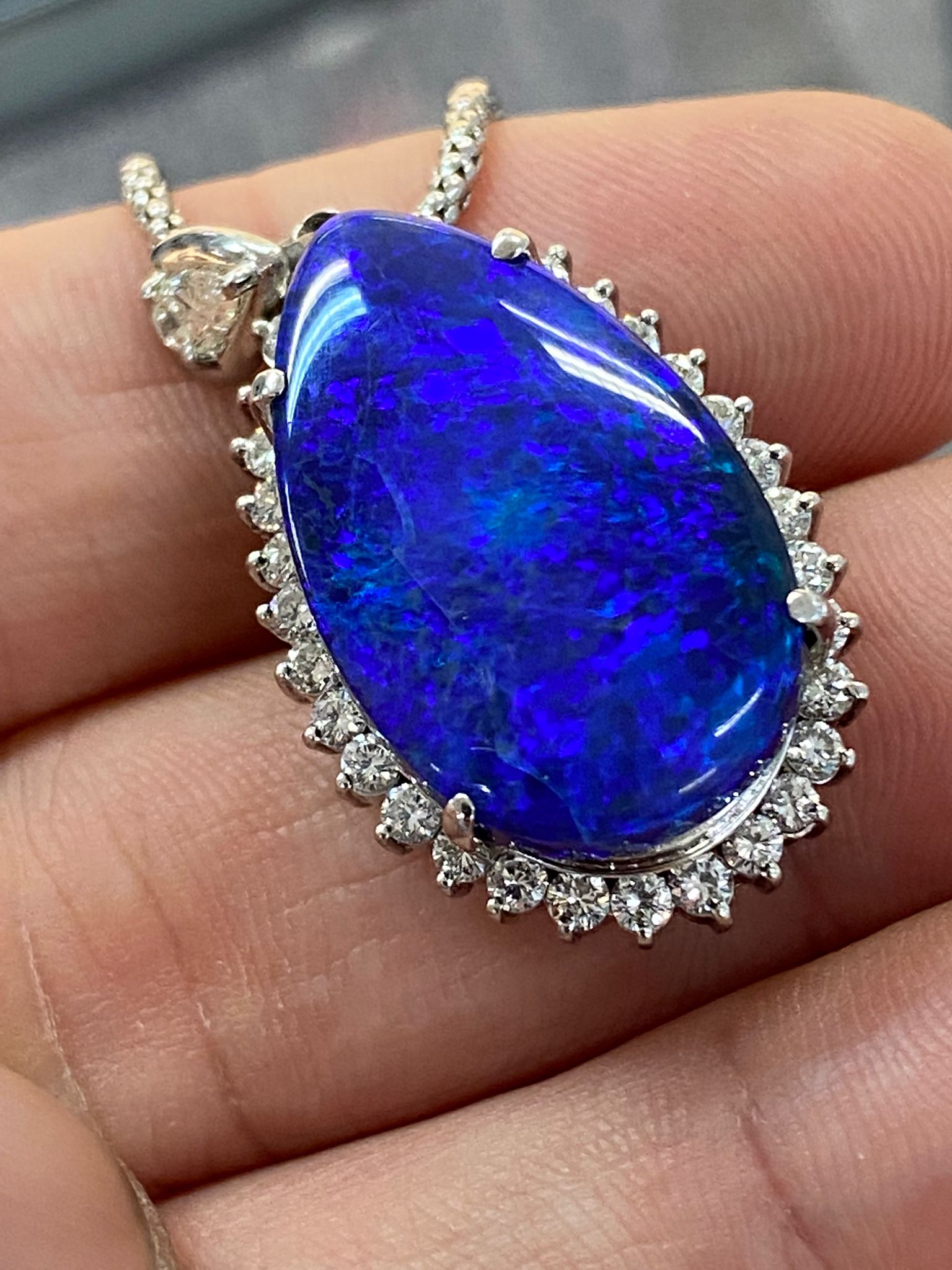 A BLACK OPAL AND DIAMOND PENDANT ON CHAIN - Image 4 of 10