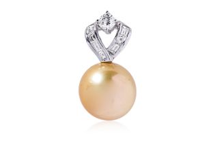 A CULTURED SOUTH SEA PEARL AND DIAMOND PENDANT