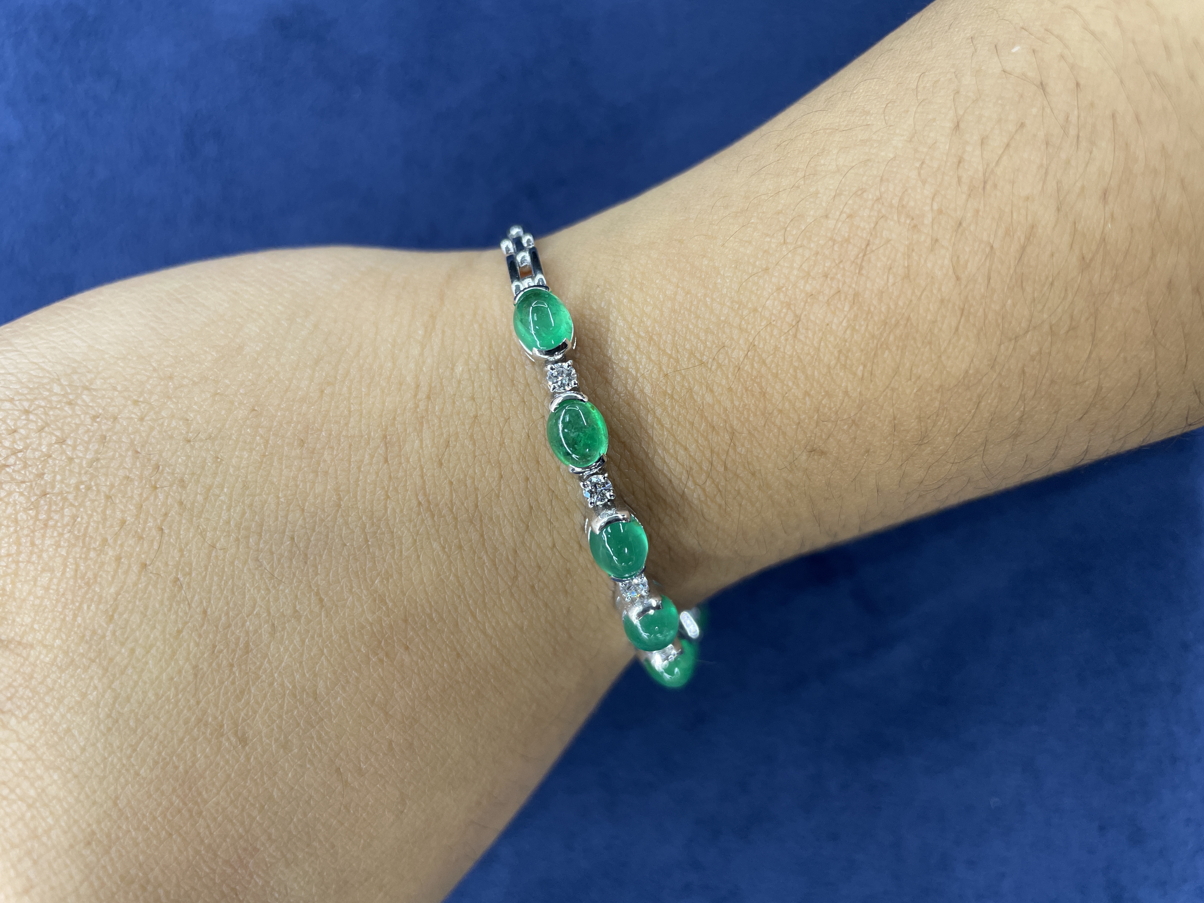 AN EMERALD AND DIAMOND BRACELET - Image 3 of 3