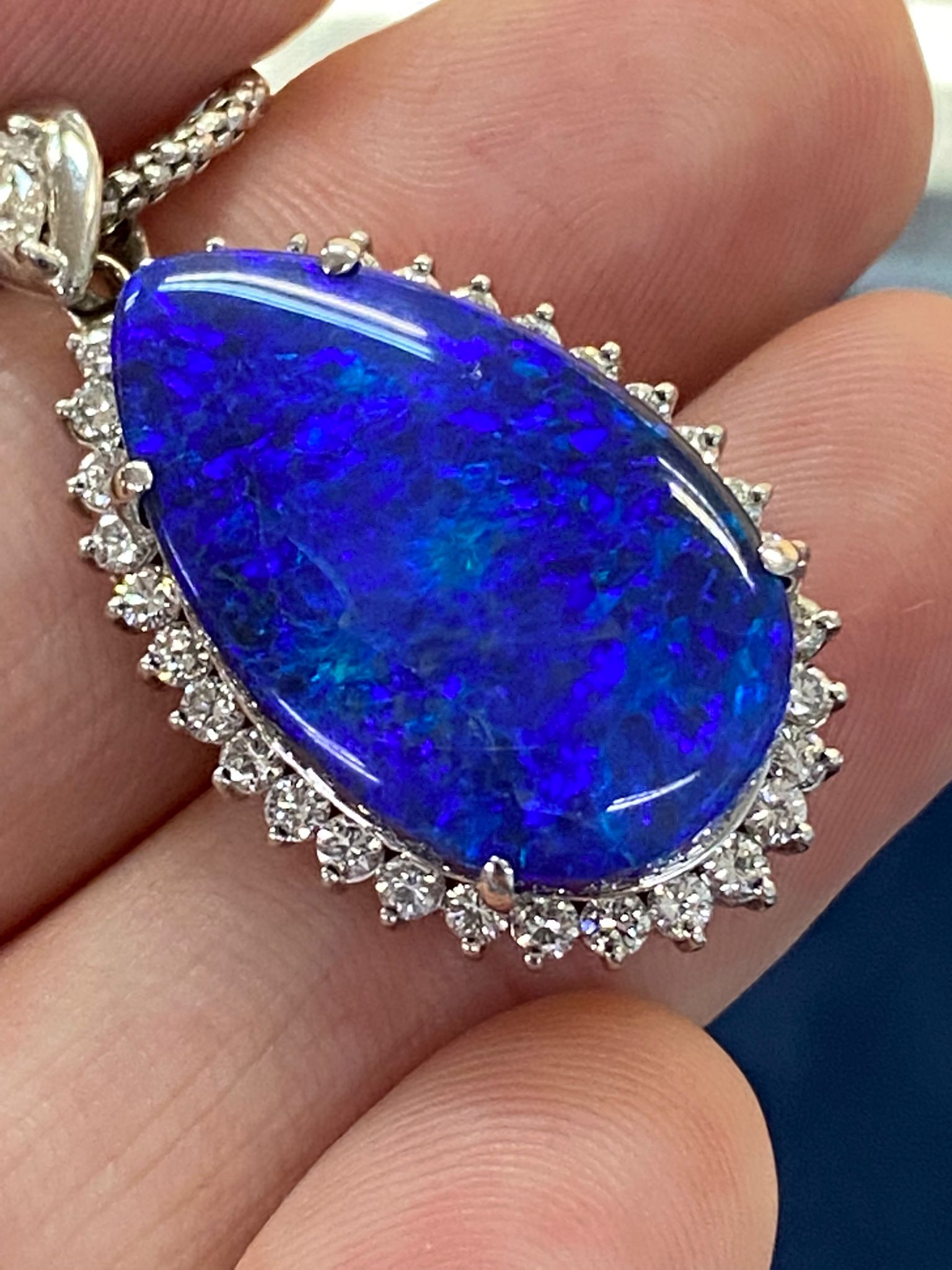 A BLACK OPAL AND DIAMOND PENDANT ON CHAIN - Image 7 of 10