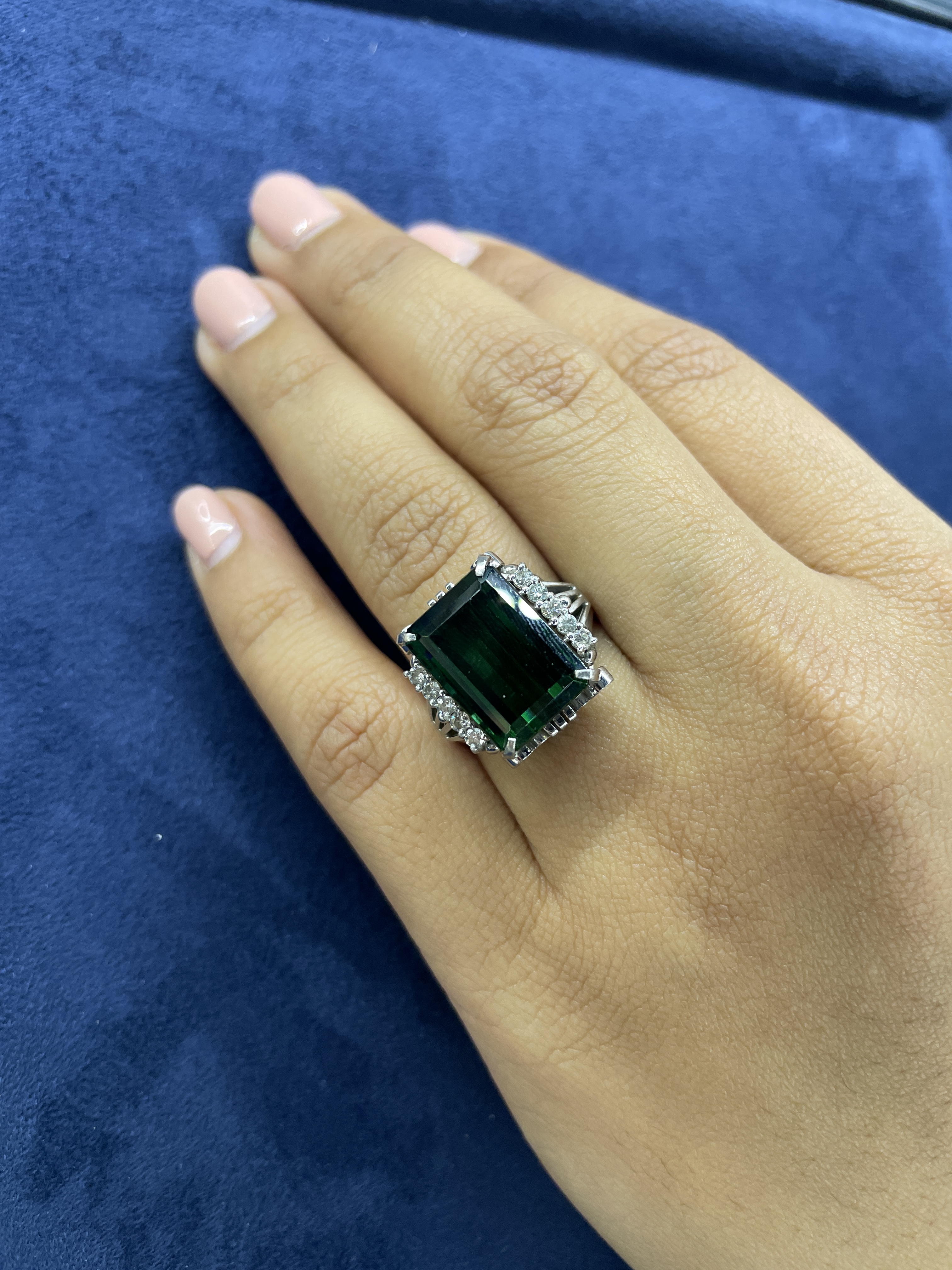 A GREEN TOURMALINE AND DIAMOND RING - Image 4 of 4