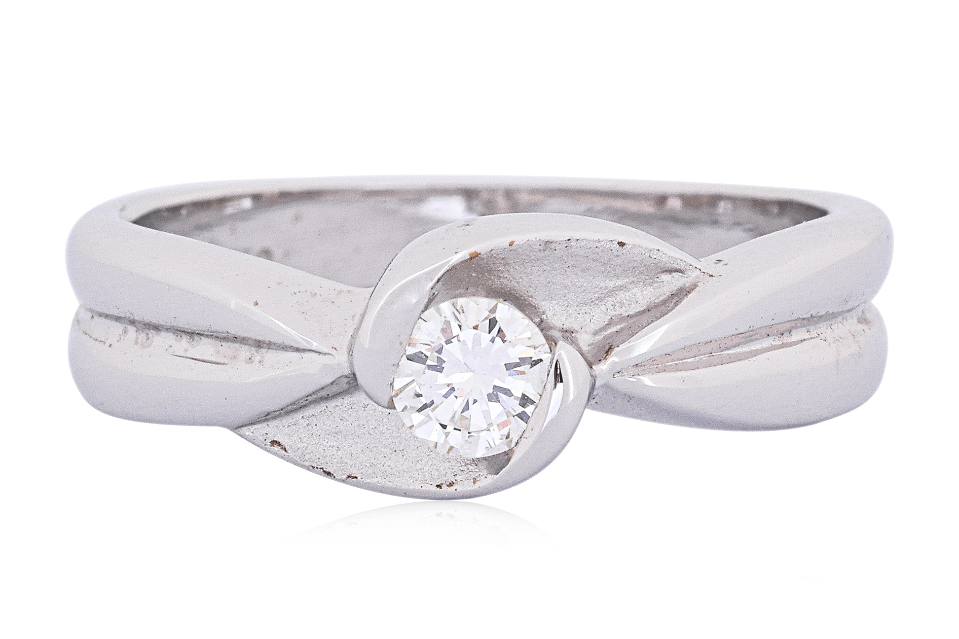 A SOLITAIRE DIAMOND CROSSOVER RING - Image 3 of 4