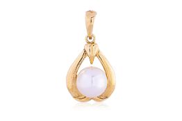 A CULTURED PEARL AND GOLD PENDANT