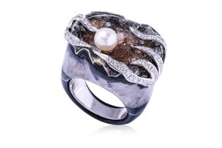 A CULTURED PEARL, DIAMOND AND AGATE RING