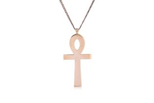 A LARGE GOLD ANKH CROSS PENDANT ON CHAIN