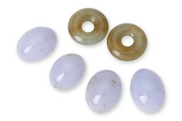 A GROUP OF LOOSE JADE PIECES