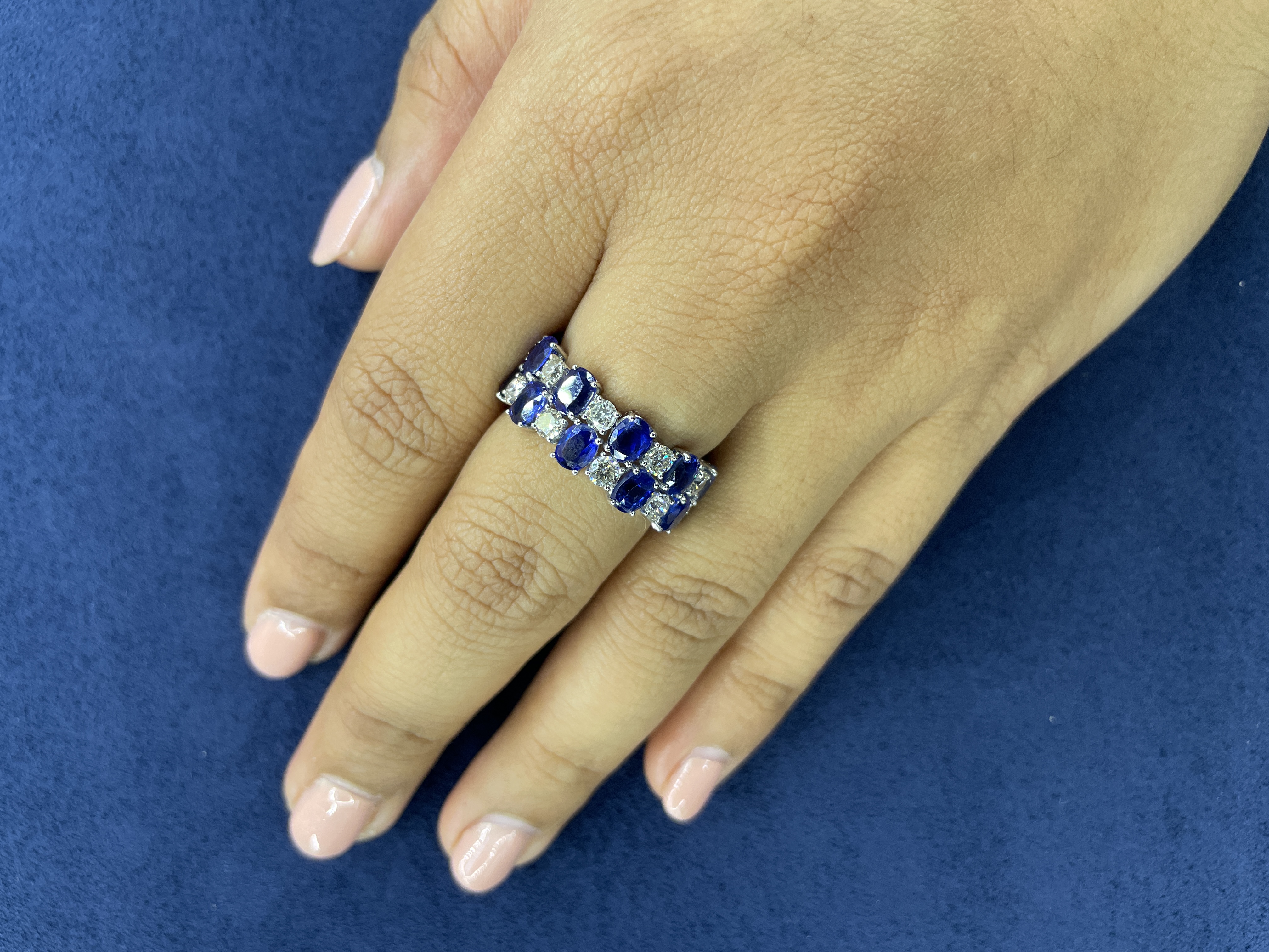 A SAPPHIRE AND DIAMOND RING - Image 4 of 4