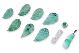 A GROUP OF LOOSE JADE AND A 'PEAPOD' PENDANT